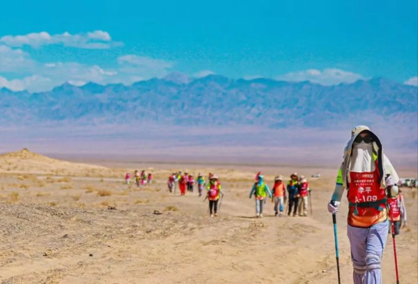 我们故意把团队扔进戈壁，结果……